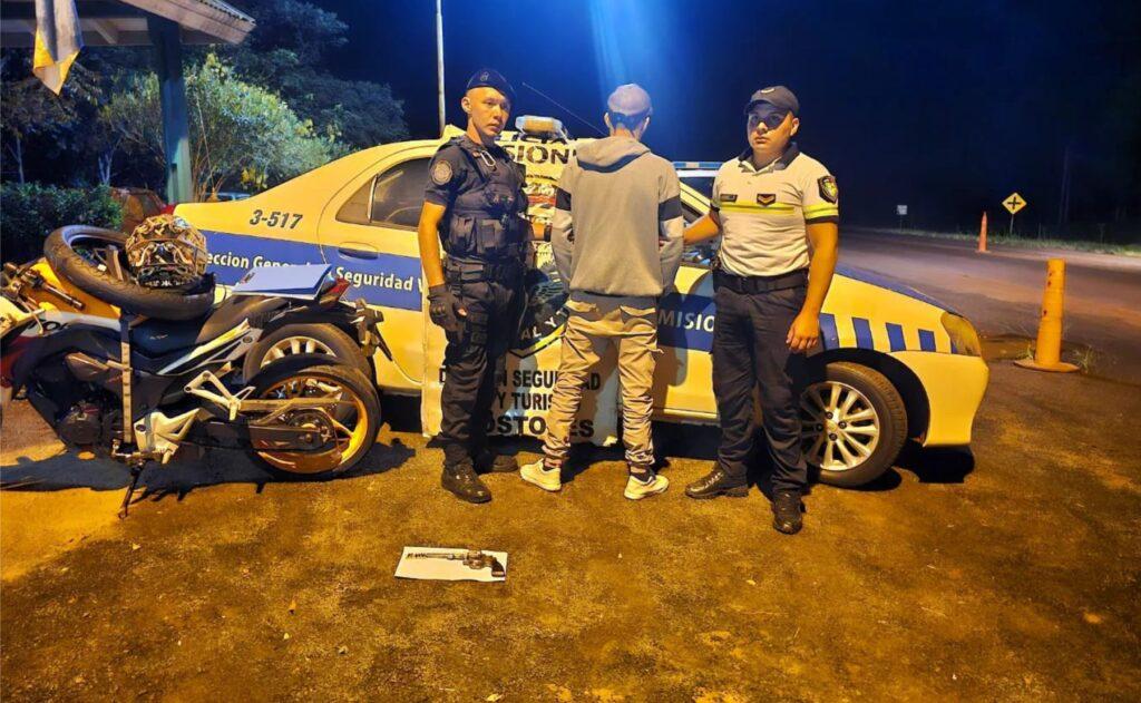 motocilcista armado hombre trabajador