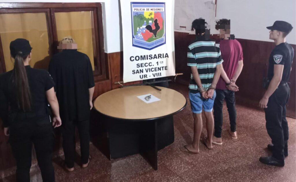Esta tarde en San Vicente la Policía demoró a tres hombres de 22, de 19 y de 16 años, quienes intentaron robar en un comercio ubicado sobre la calle Tupac Amarú.
