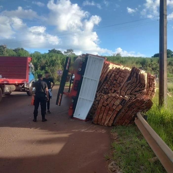 vuelco camion madera guarani