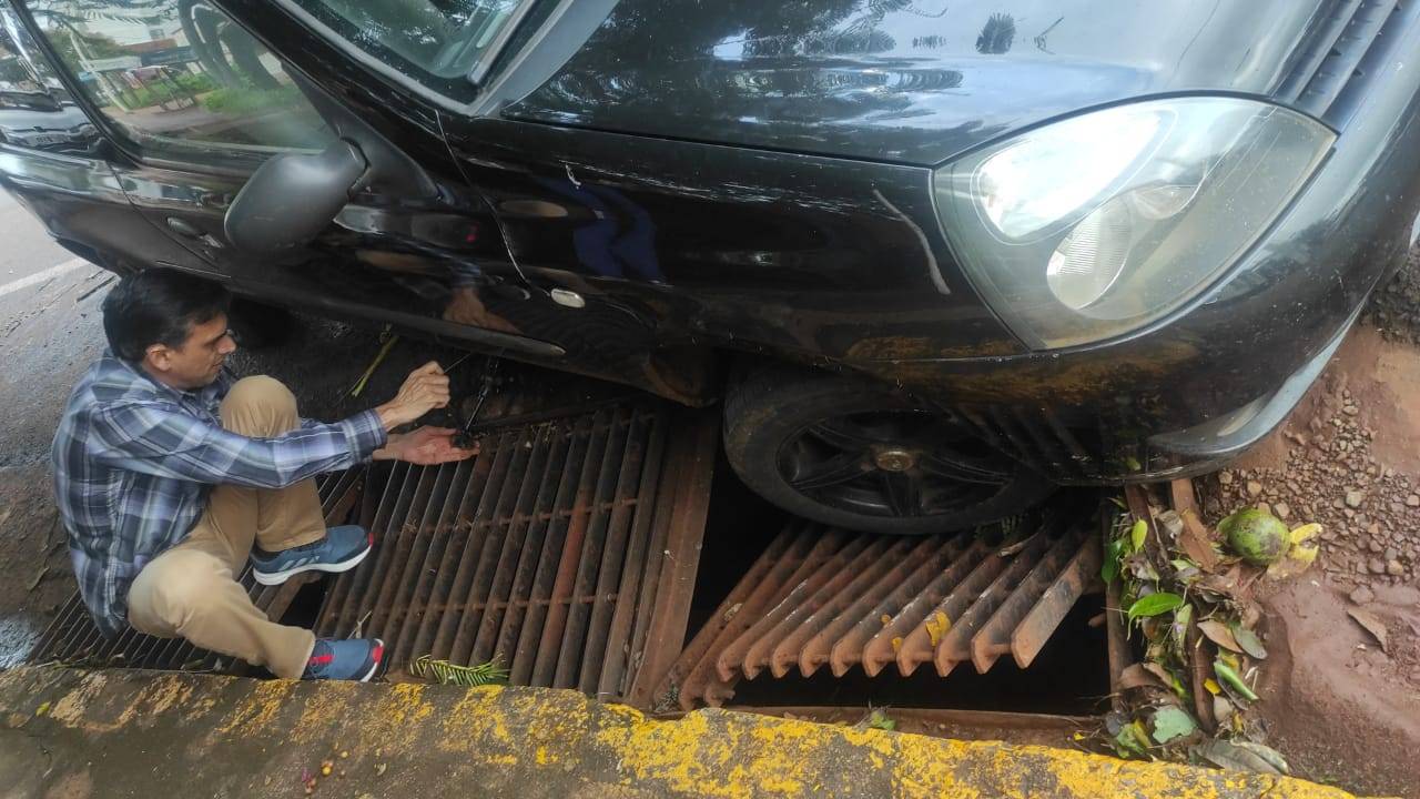 auto alcantarilla alem
