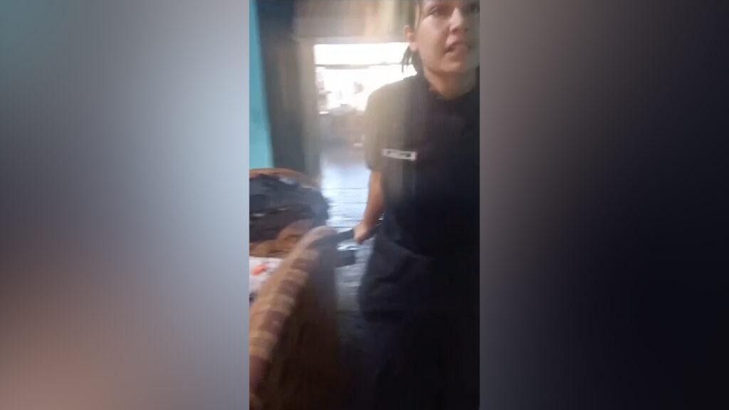 mujer policia cuchillo santa ana