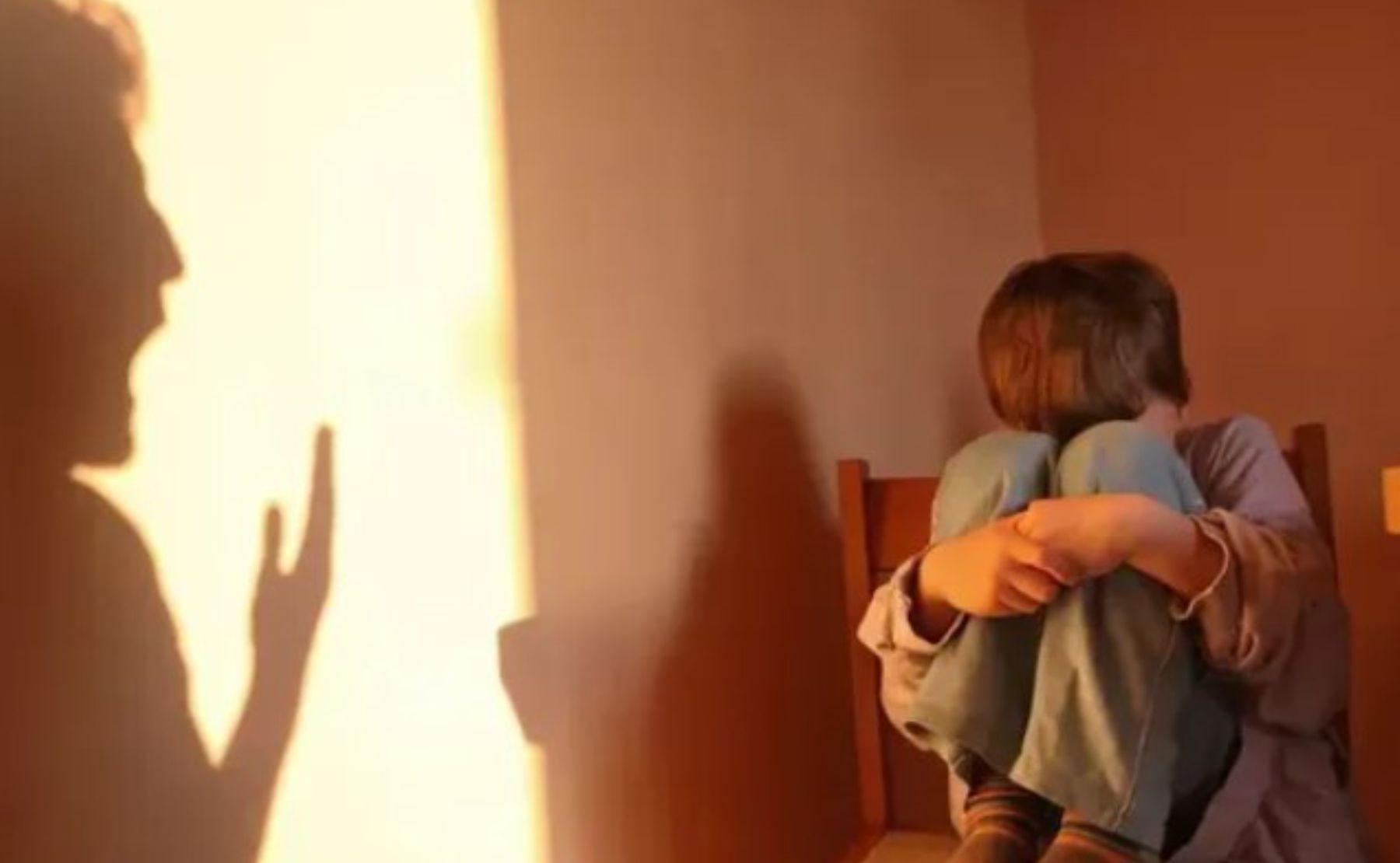 padre condenado pegar hijo ojota