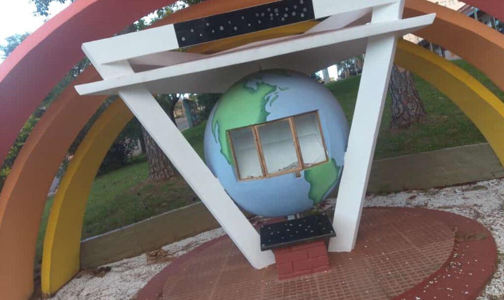 robo biblia monumento alem