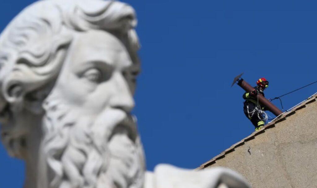 vaticano chimenea sixtina