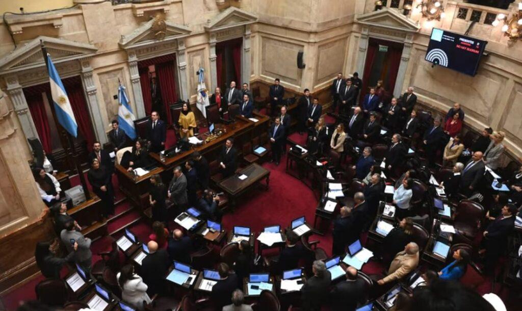 Senadores se aumentaron el sueldo