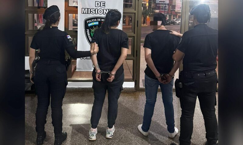 pareja Bonnie y Clyde posadas