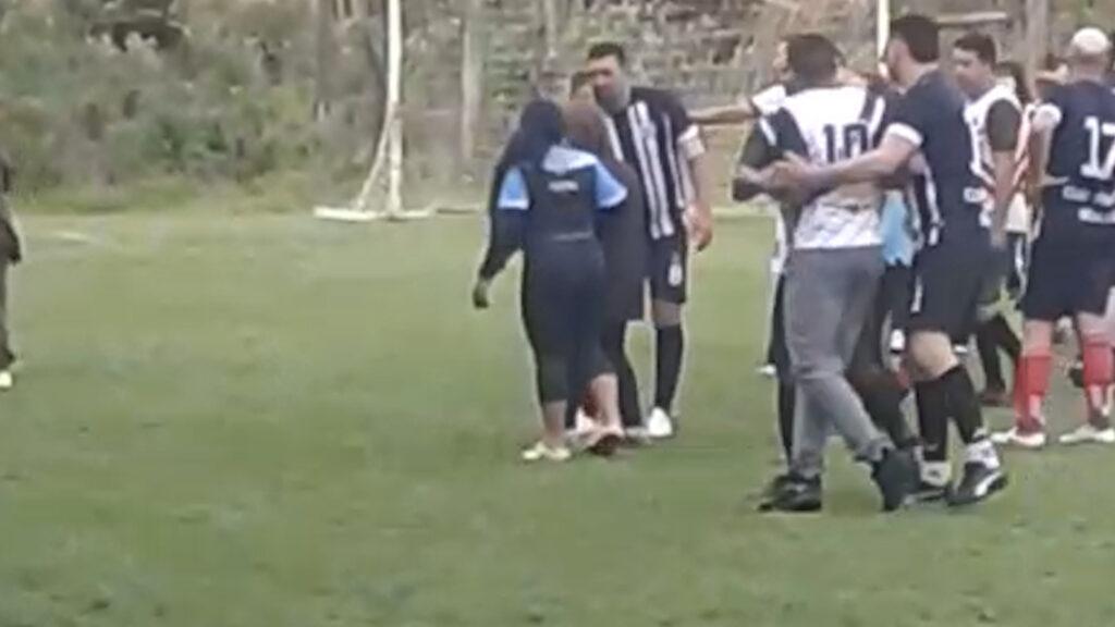 pelea arbitro fútbol 8 Alem