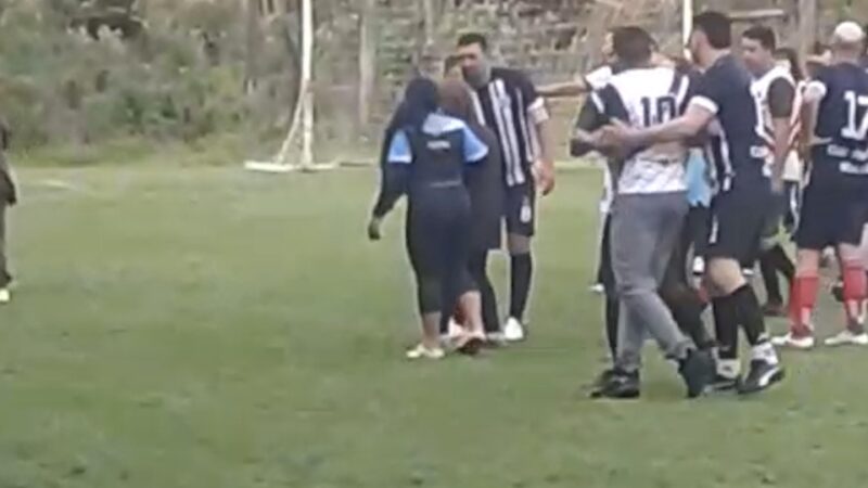 pelea arbitro fútbol 8 Alem