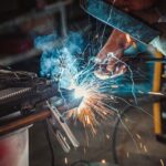 La industria y la construcción volvieron a caer en febrero según el Indec