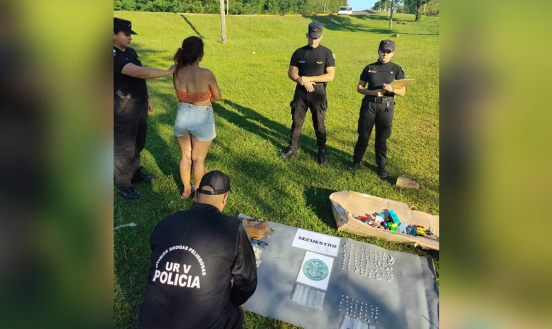 Escondia droga en los juguetes de sus hijos