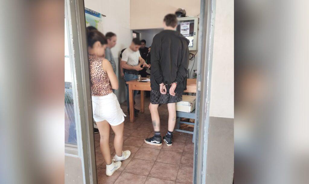 pareja alcoholizada chocó contra el muro del Ejército