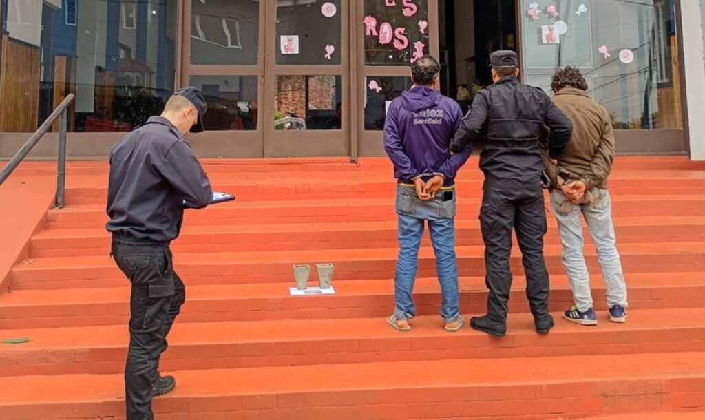 robo cementerio placas flores Oberá