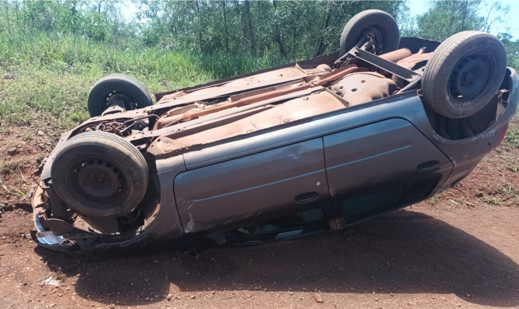 Un hombre de 31 años resultó lesionado tras el despiste y vuelco del vehículo que conducía este mediodía sobre la avenida Del Té, en el acceso al barrio Hipódromo de Itaembé Guazú, en Posadas. El siniestro se registró alrededor de las 12:30 horas, cuando por causas que se investigan, el conductor de un Renault Clio perdió el control del rodado y terminó volcando en la banquina. Personal de rescate asistió al ocupante, quien fue trasladado en ambulancia al Hospital Dr. René Favaloro para recibir atención médica. En el lugar trabajaron efectivos de la Comisaría Decimonovena, junto a Criminalística y la División Motorizada, quienes realizaron las pericias correspondientes y labraron las actas del procedimiento.