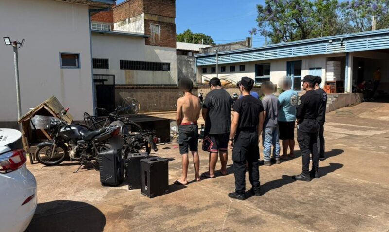 cinco allanamientos posadas detenidos armas robados