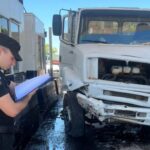 Un camión se estrelló contra el peaje de Santa Ana y el chofer terminó herido