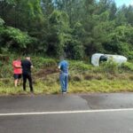 Un Citroën Berlingo Terminó Dado Vuelta en la Maleza y su Conductor Salió Ileso