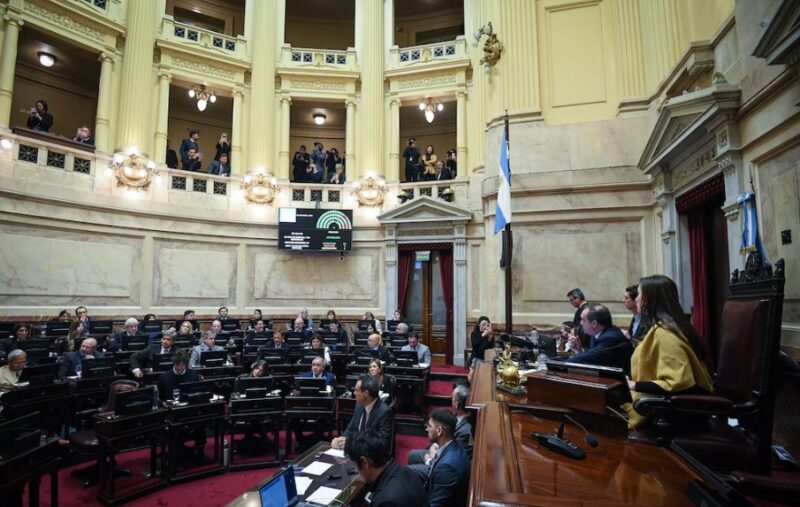 Buenos Aires. Cerca de la medianoche de este viernes, el Congreso de la Nación terminó de dar forma al esquema económico que regirá al país durante el próximo ejercicio. En una sesión que se extendió por más de diez horas y que estuvo marcada por negociaciones que se mantuvieron abiertas hasta el último minuto, el oficialismo logró alzarse con una victoria política estratégica al obtener la sanción definitiva del Presupuesto 2026. Desde la Oficina del Presidente, el comunicado oficial no tardó en llegar tras el cierre del debate. El Ejecutivo calificó el hecho como un hito histórico, asegurando que se trata de la primera ley de ingresos y gastos sancionada "sin déficit fiscal en décadas". Para la administración central, esta herramienta no es solo un plan de gastos, sino el pilar de un programa de estabilización que busca previsibilidad económica a largo plazo. El debate no estuvo exento de cruces ideológicos, especialmente en lo que respecta a la denominada "Ley de Principio de Inocencia Fiscal". Según el Gobierno, esta reforma del Régimen Penal Tributario servirá para "blindar el ahorro de los argentinos", evitando que futuras administraciones persigan arbitrariamente a los ciudadanos por disponer de sus ahorros. El Ministro del Interior, pieza clave en el armado del consenso, destacó que tras tres años de incertidumbre, Argentina vuelve a tener un presupuesto equilibrado gracias a un trabajo en equipo con sectores del diálogo. El tablero de votación y las reformas clave El desenlace en el recinto de la Cámara Alta reflejó el éxito de la estrategia de acercamiento con gobernadores y bloques provinciales que se había gestado durante toda la semana. La expectativa por una posible vuelta a Diputados se disipó cuando los números comenzaron a consolidarse en la pantalla del recinto. La votación, realizada pocos minutos después de las 23:00 horas, arrojó un resultado contundente: la Cámara Alta convirtió en ley el proyecto con 43 votos afirmativos y 26 negativos, sin que se registraran abstenciones. Esta mayoría permitió que el texto no sufriera modificaciones y pase directamente al Poder Ejecutivo para su promulgación. Con esta sanción, no solo queda firme el cálculo de gastos, sino que entran en vigencia cambios profundos en el Régimen Penal Tributario (Ley 24.769), en los Procedimientos Fiscales y en el Código Civil y Comercial. Asimismo, se crea un Régimen de Declaración Jurada Simplificada, diseñado para desburocratizar la relación entre el contribuyente y el Estado, cerrando así un período extraordinario que otorga al Gobierno los instrumentos solicitados para iniciar el 2026 con el presupuesto aprobado.
