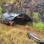 Automovilista Despistó y Estrelló su Honda City Contra un Paredón de Piedra