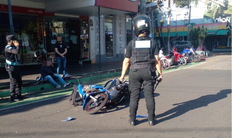 choque con una camioneta en Córdoba y San Lorenzo