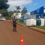 Susto en El Soberbio: un utilitario volcó en plena calle y su conductor terminó herido