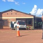 Perdió el control de su auto y terminó incrustada en el cerco de una casa