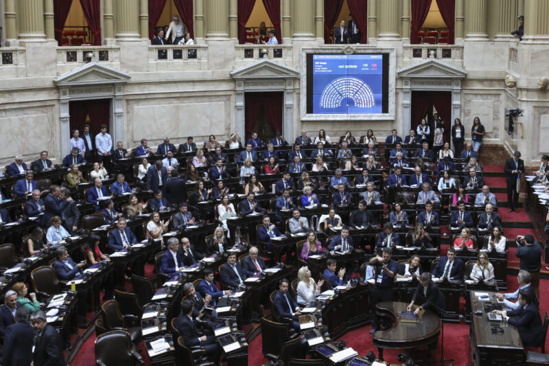 sesión Diputados reforma laboral quórum dictamen Bornoroni