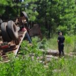Madera por el aire: un camión con pinos volcó en la Ruta 14 y el chofer terminó herido