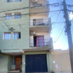 Tensión en la calle Máximo Paz: una joven de 25 años resultó herida tras caer desde un segundo piso