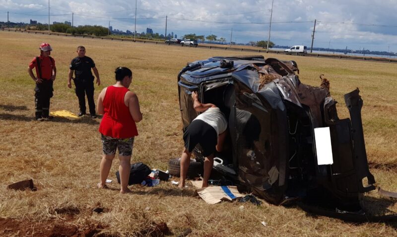 El accidente ocurrió este sábado a las 15:00 horas. Una Nissan 4x4 y una moto Gilera terminaron en la banquina tras colisionar en sentido Posadas–Garupá.