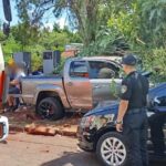 ¡Impacto contra un árbol! Tres heridos tras el despiste de una camioneta en pleno centro de Puerto Iguazú