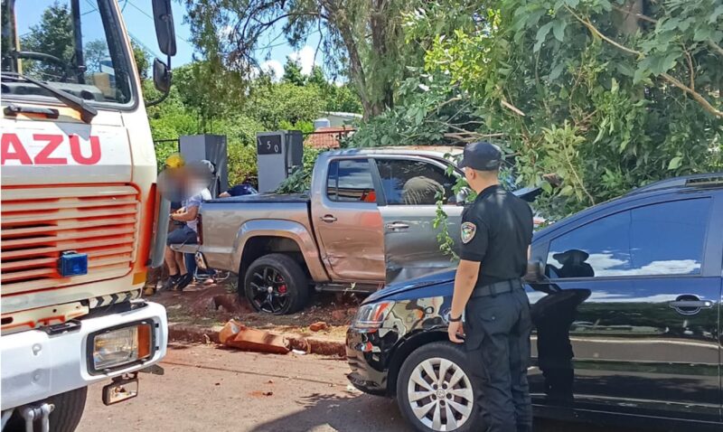 accidente Puerto Iguazú camioneta Amarok calle Urquiza heridos