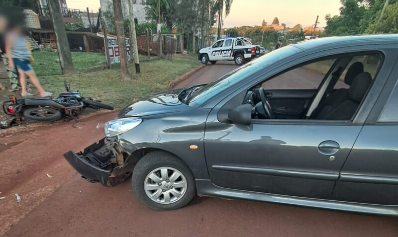 choque Oberá hoy moto auto herido Avenida Apóstoles