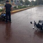 Dos jóvenes heridos tras un despiste de motos en Avenida Aconcagua