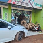 El misterioso despiste de un auto que terminó contra un supermercado en Andresito