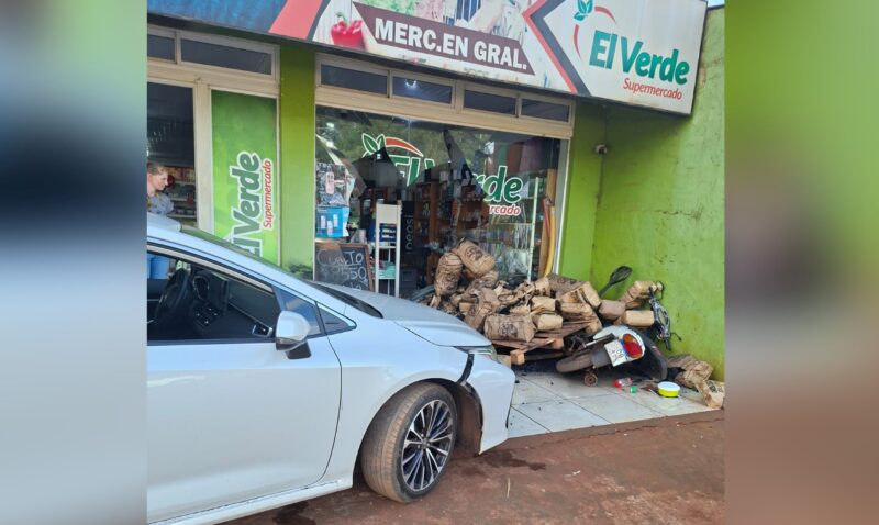 accidente Andresito Toyota Corolla Bruno Beck supermercado