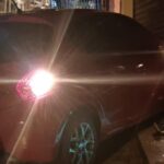 Joven de 21 años perdió el control de su auto y terminó incrustado en un comercio de la calle Larrea