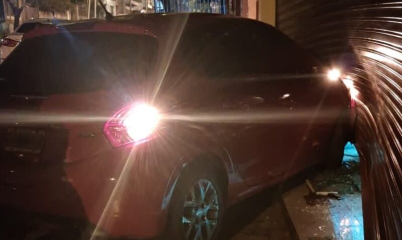 siniestro vial Oberá calle Larrea Renault choque local comercial