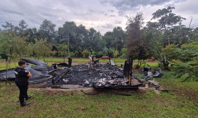 incendio Montecarlo barrio Puerto El Alcázar vivienda destruida bomberos voluntarios Misiones policiales