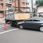 Un camión y un auto chocaron en una esquina clave de Posadas