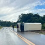 ¡Vuelco en el Cerro Tatú! Una combi de transporte despistó y terminó de costado sobre la Ruta 14