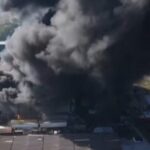 En Moreno una chispa de soldadura desató un incendio masivo en una fábrica de solventes