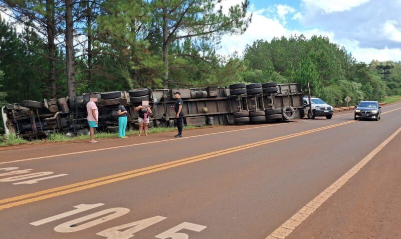 Vuelco de camión peras San Pedro Misiones