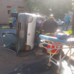 Un fuerte choque en el centro de Posadas terminó con un utilitario volcado y cuatro heridos