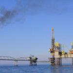 El crudo cayó más de un 5% tras el acuerdo por el Estrecho de Ormuz: impacto en Argentina