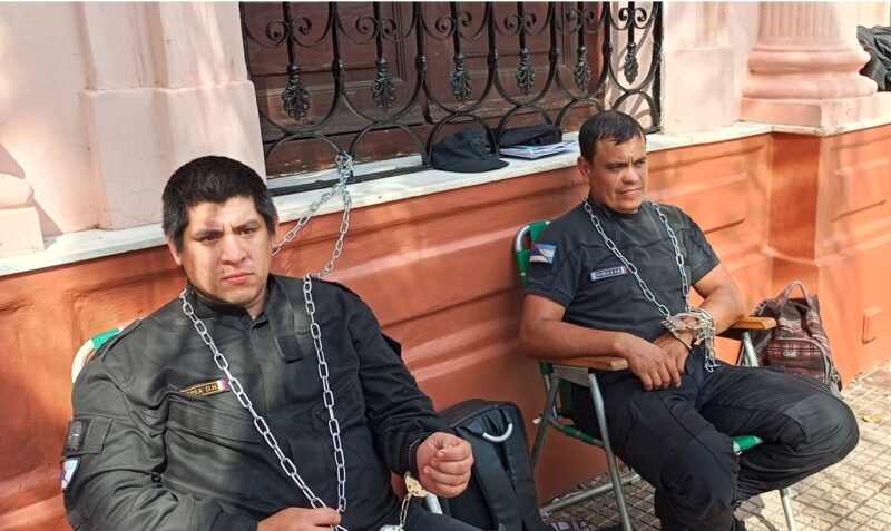 Denuncia ex policías Casa de Gobierno Posadas Guirula Correa usurpación de títulos