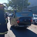 Espectacular vuelco en Posadas: se distrajo con el mate y terminó con las ruedas hacia arriba