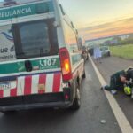 ¡Por esquivar un perro! Una motociclista terminó en el hospital tras un choque en el Acceso Sur