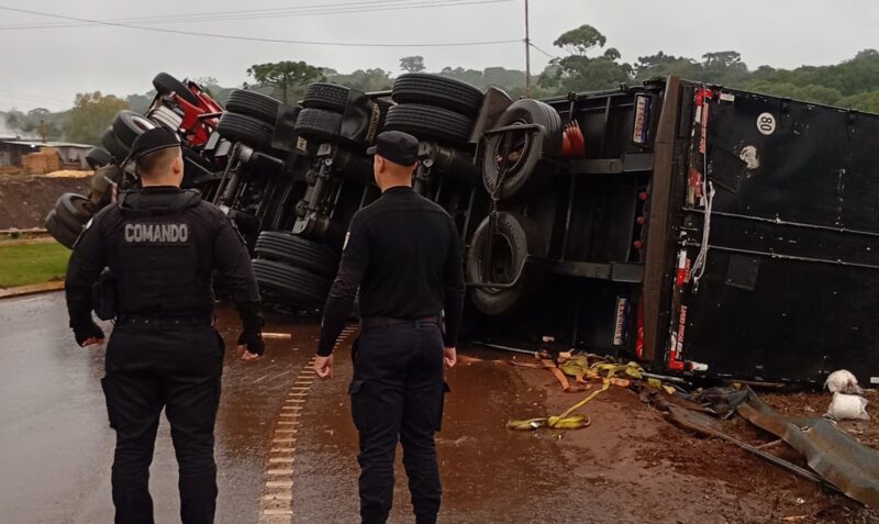 Despiste camión San Pedro Ruta 14 rotonda Scania accidente
