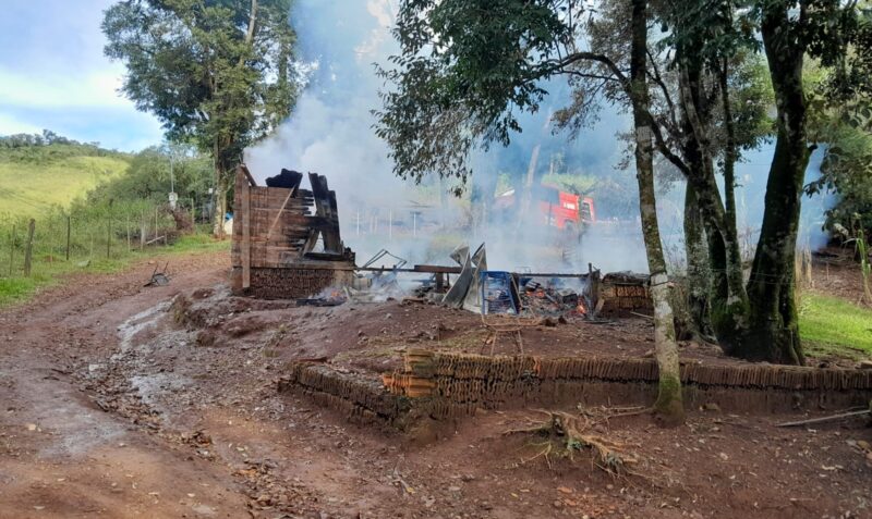 Incendio Bernardo de Irigoyen Bajo Pepirí Edson Tadeu D. S. Bomberos Policía Misiones