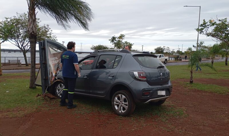 Posadas Costanera Renault Stepway choque cartel